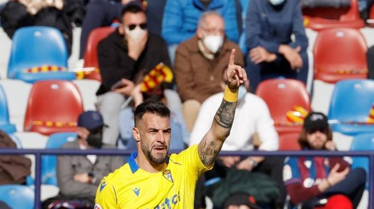 Álvaro Negredo celebra su tanto ante el Levante