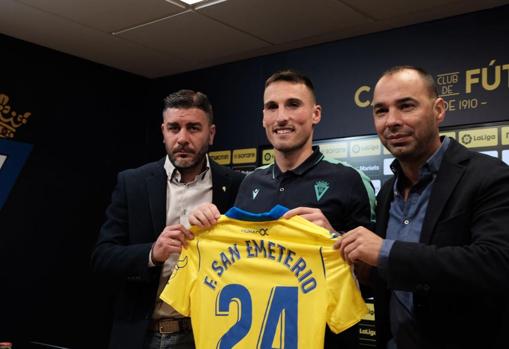 Fede San Emeterio junto a Enrique Ortiz y Jorge Cordero en su presentación oficial como jugador del Cádiz CF.