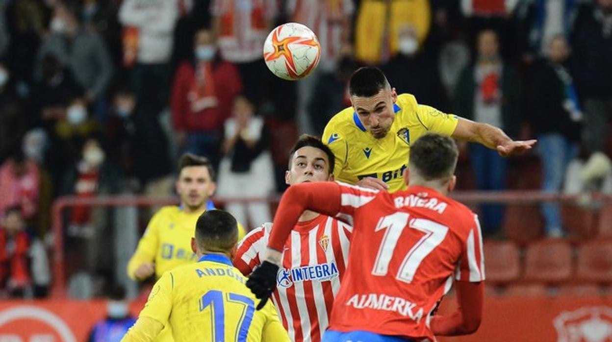 El centrocampista Fede San Emeterio ha caído de pie en el Cádiz CF.