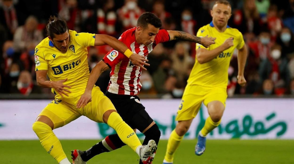 El uruguayo 'Pacha' Espino durante el Athletic - Cádiz.