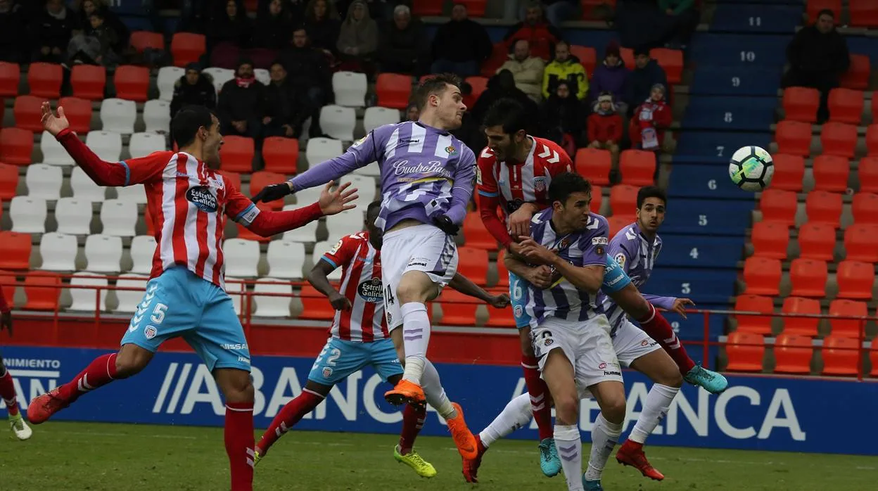 Toni Martínez remata de cabeza en un partido del Valladolid ante el Lugo hace varias campañas.