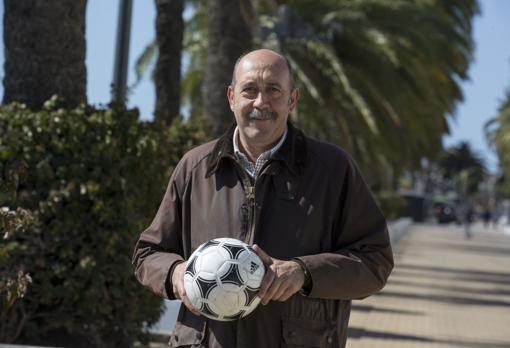 Carmelo Navarro con un balón en las manos.