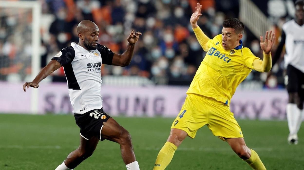 Rubén Alcaraz completó un gran partido en Mestalla.