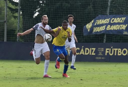 Rodallega es uno de los delanteros extranjeros del Cádiz B.