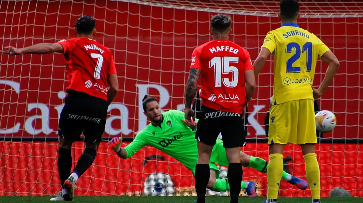 Muriqui marca el segundo gol del Mallorca, también de penalti.