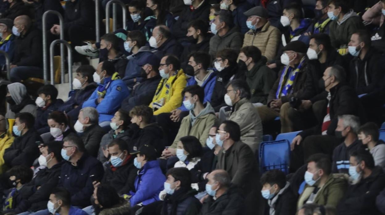 Aficionados del Cádiz ante el Sevilla.