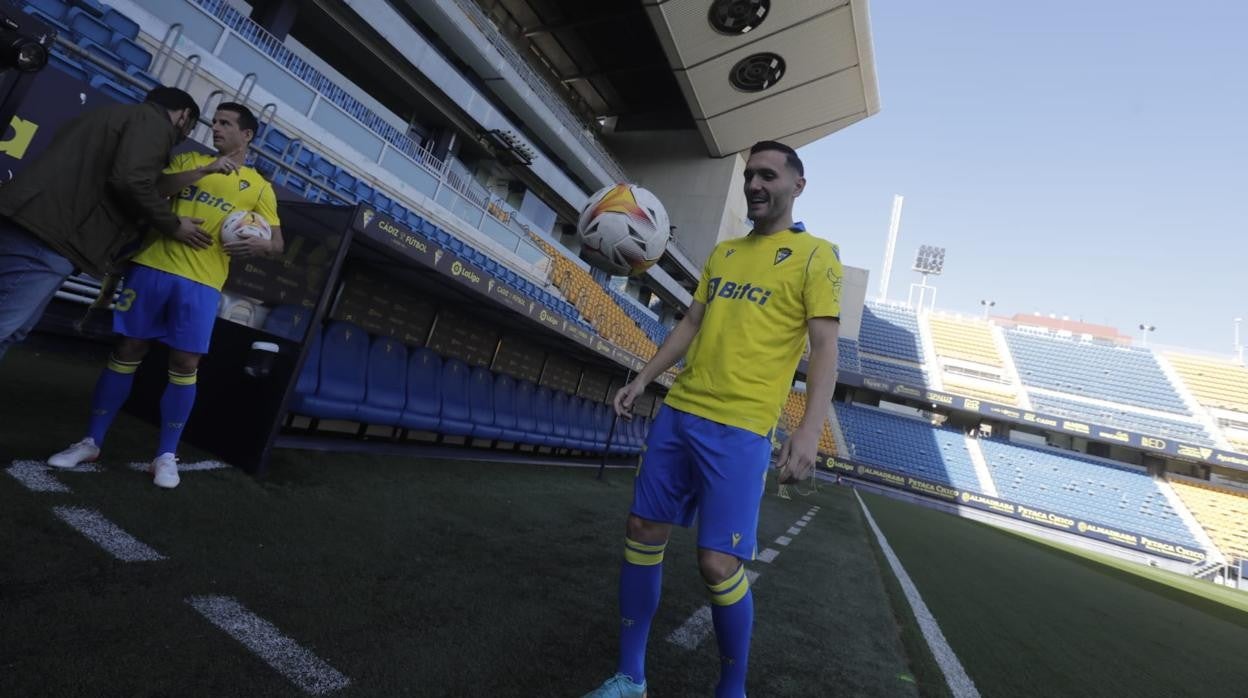 Lucas Pérez se presentó oficialmente como nuevo jugador del Cádiz CF.