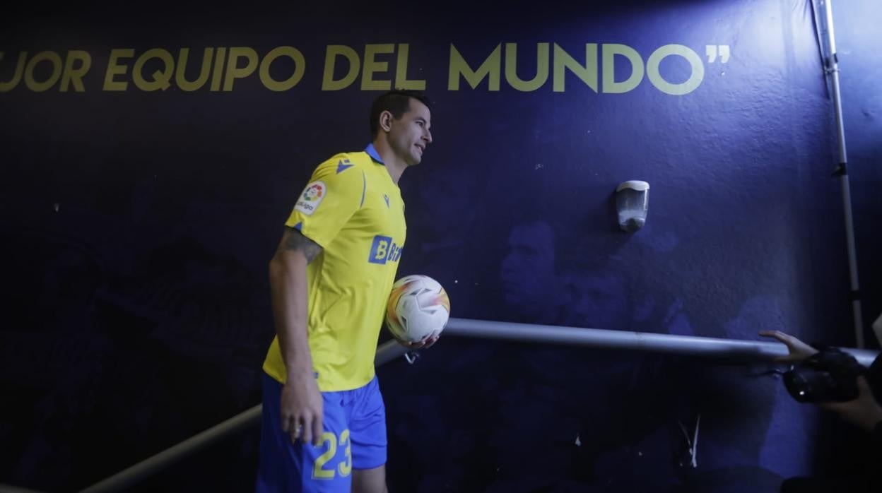 Luis Hernández, durante su presentación con el Cádiz CF.