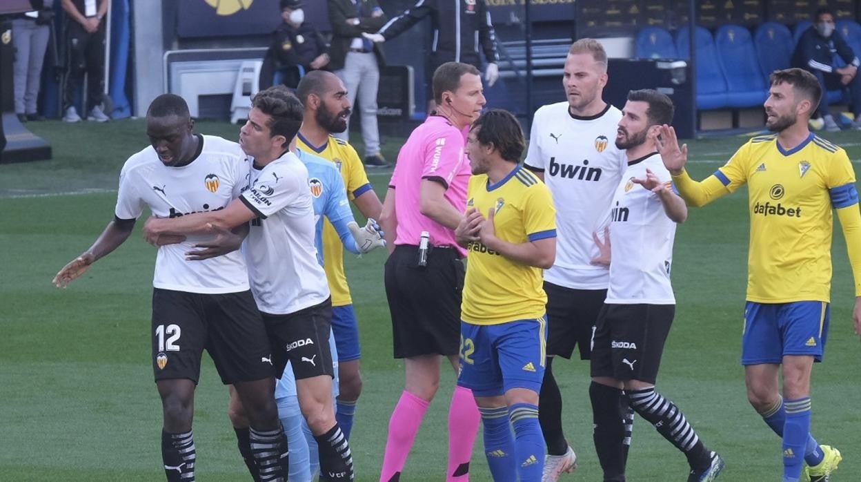 Mouctar Diakhaby durante el Cádiz - Valencia de la pasada temporada.