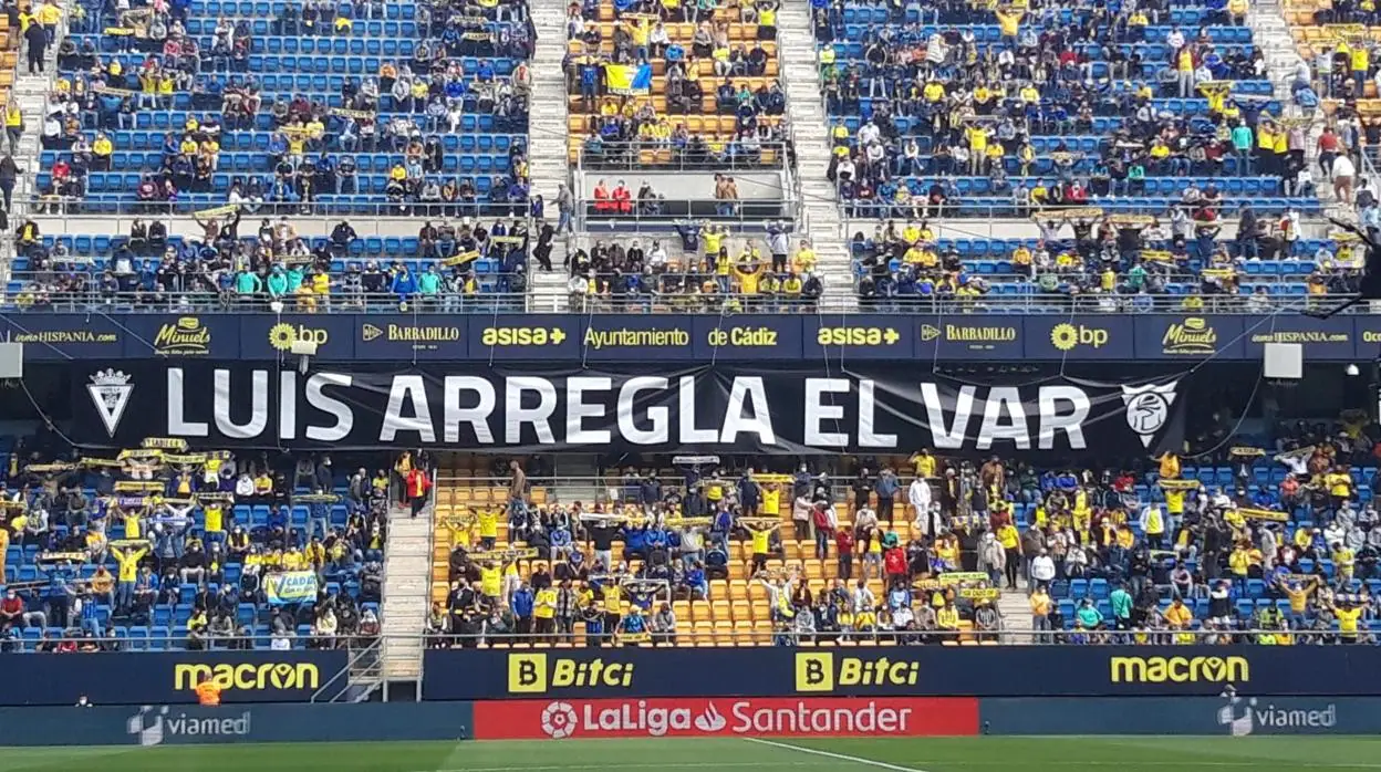 El Cádiz CF recibió con esta pancarta al estamento arbitral.