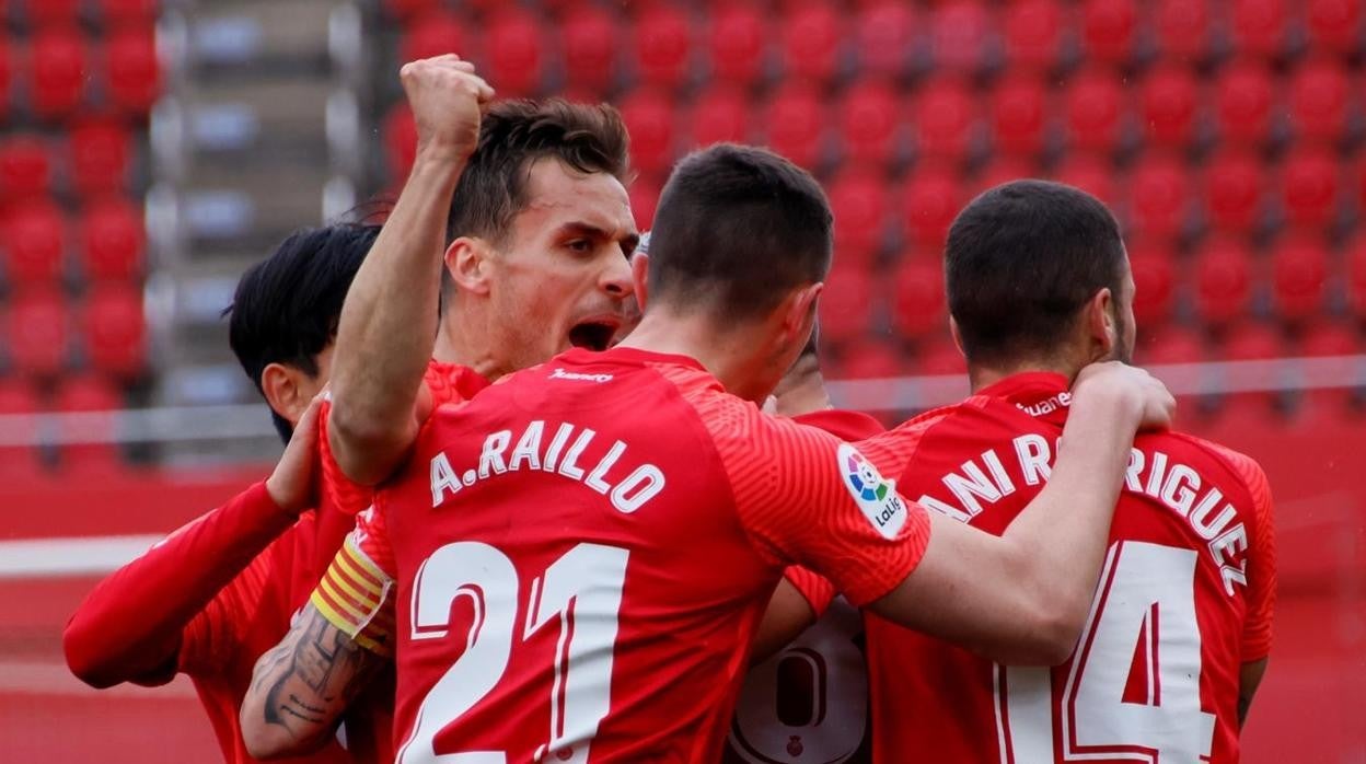 El Mallorca ganó 3-2 al Athletic y se despega de la zona baja de la clasificación.