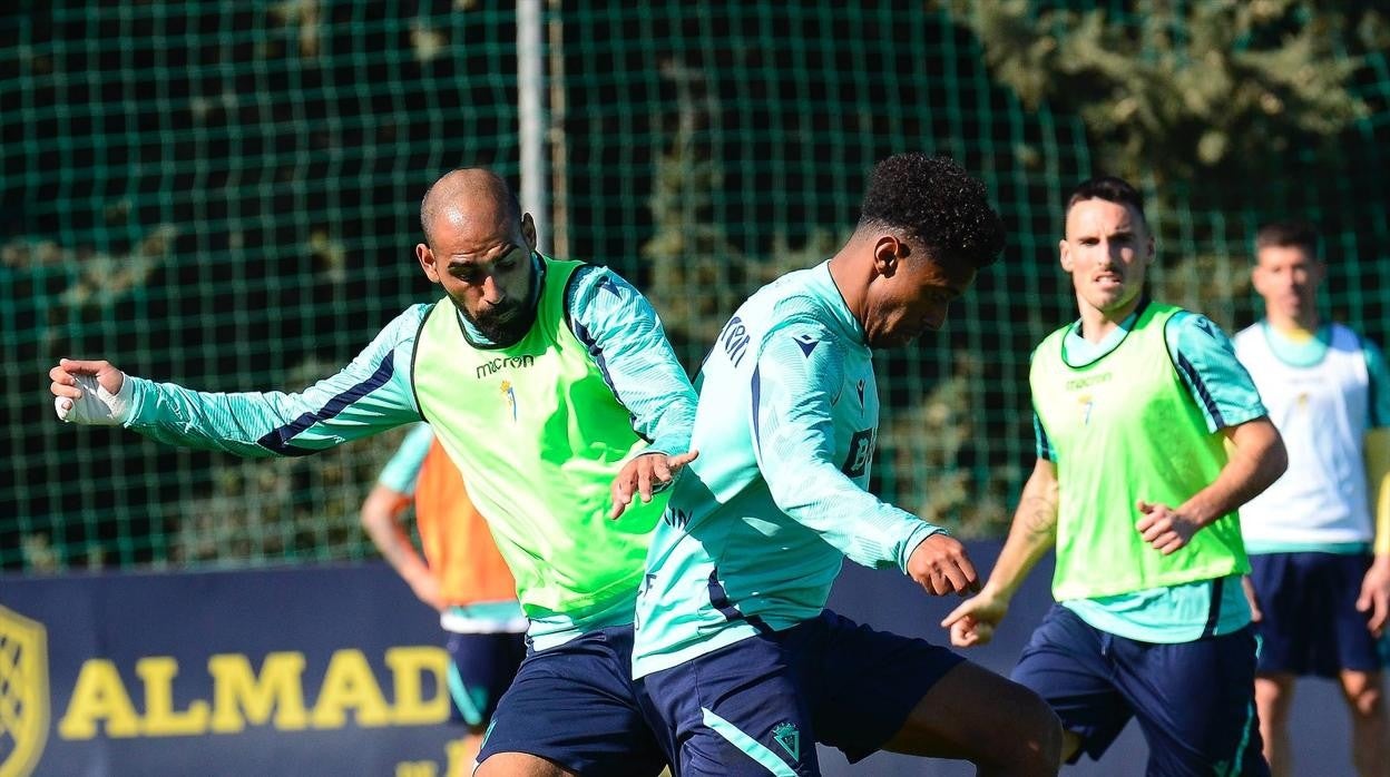 Fali y San Emterio, con peto, en el entrenamiento de este martes.