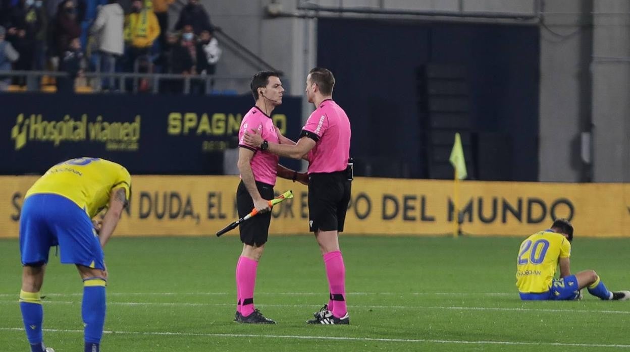 Alberola Rojas dialoga con su linier en el Cádiz - Sevilla de esta temporada.