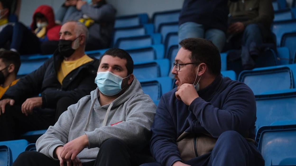 Dos aficionados en las gradas del estadio.