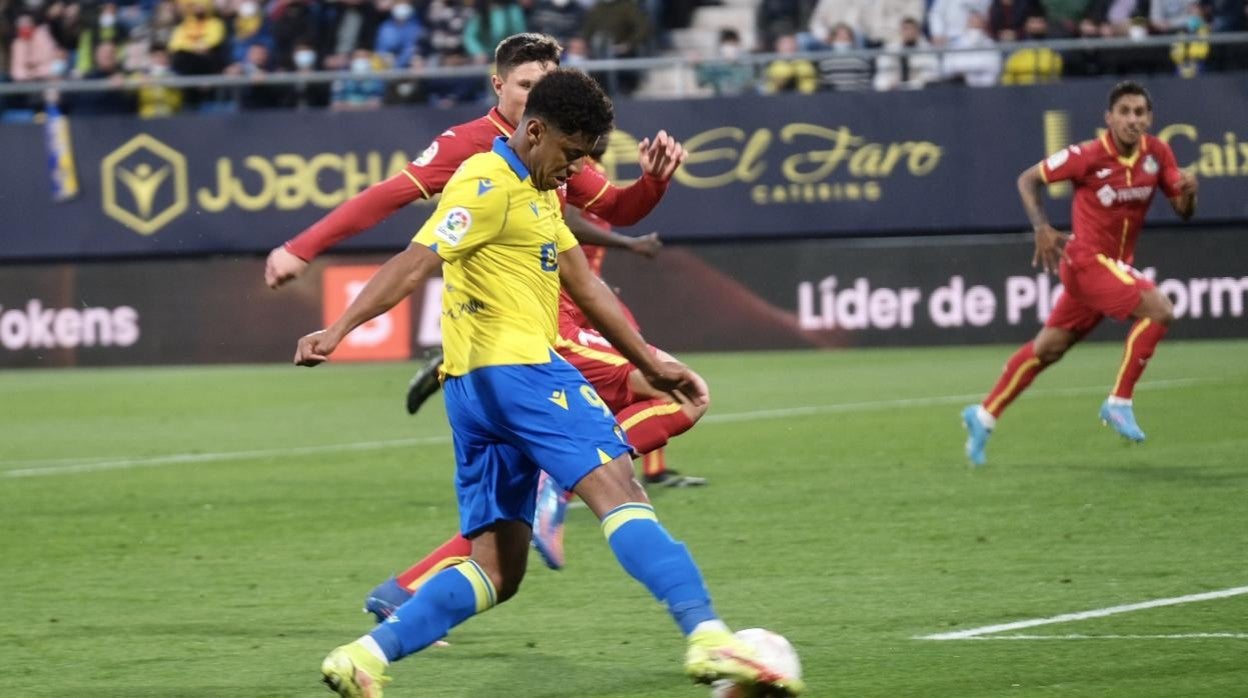 Choco Lozano en una acción del Cádiz - Getafe.