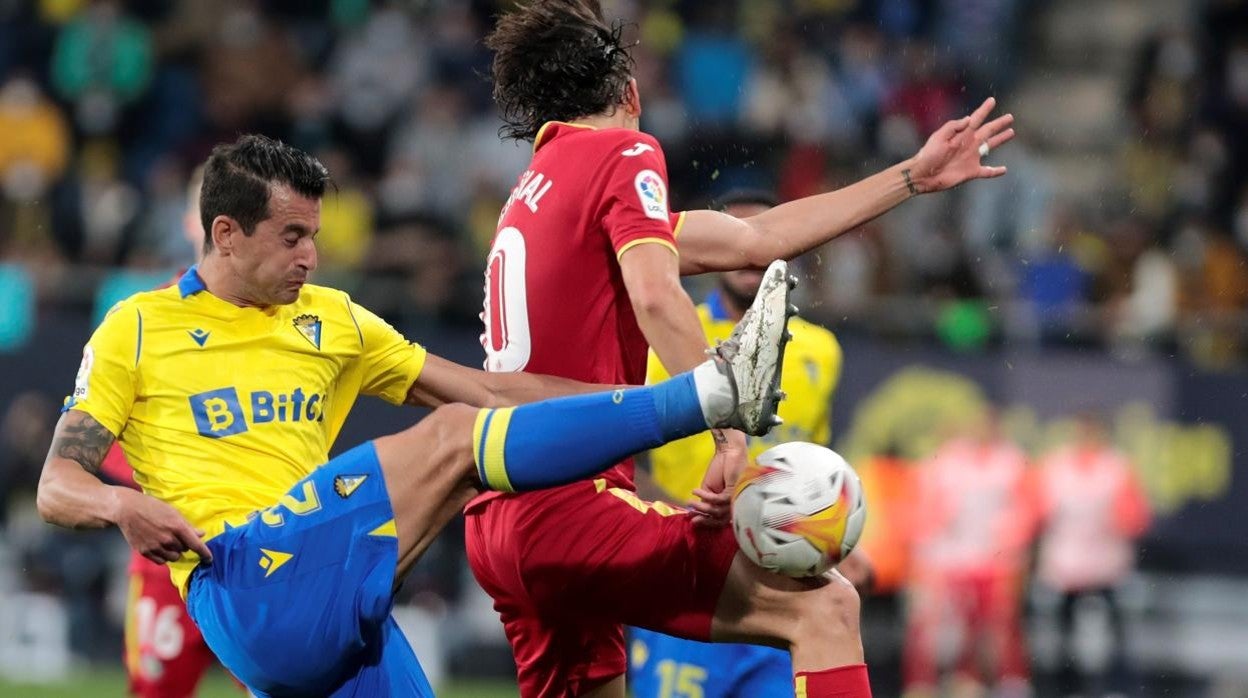 Luis Hernández despeja el balón ante Enes Unal.