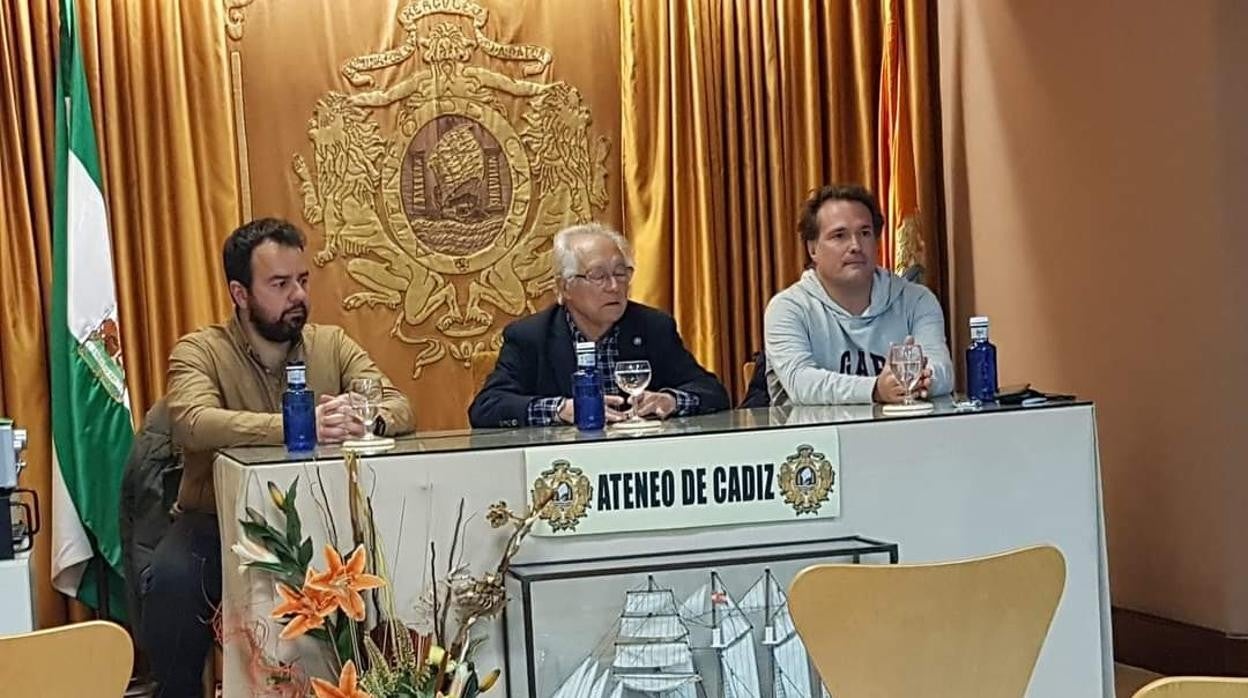 Los periodistas Rubén López y Alfonso Carbonell acudieron al Ateneo de Cádiz.