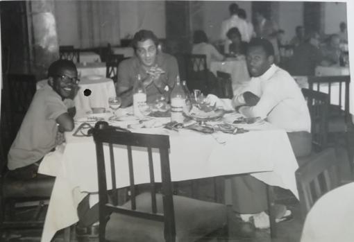 Fernando, a la izquierda, con el médico del Santos y Pelé, en el hotel Atlántico.