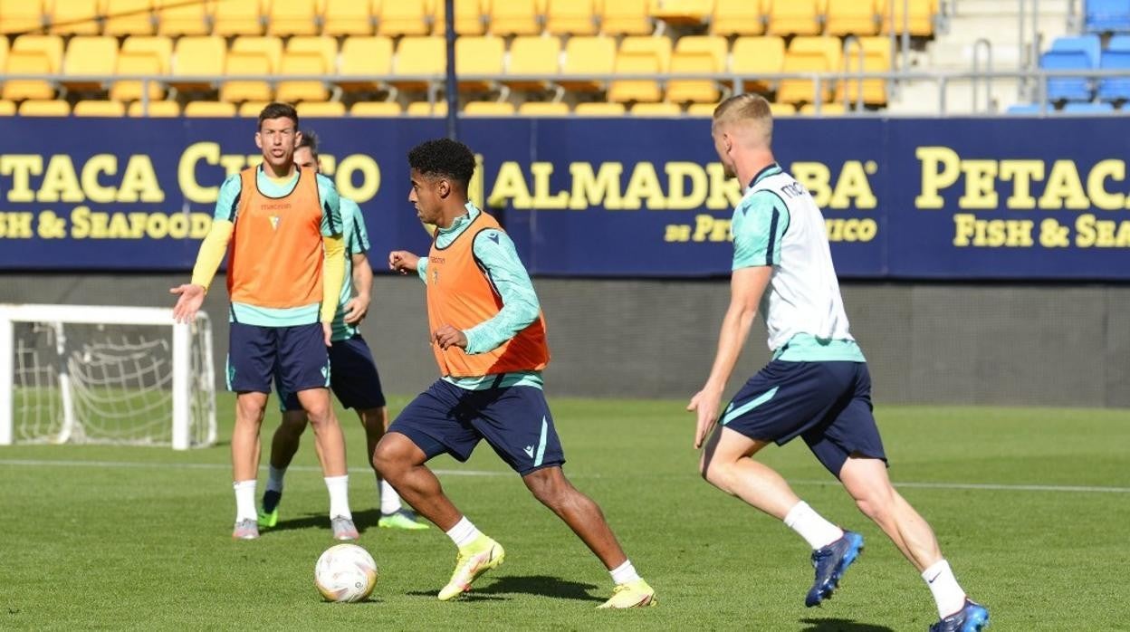 El Cádiz entrena este domingo en su estadio.