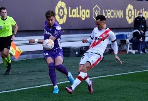 Iván Alejo, titular esta vez, fue de los jugadores más activos del Cádiz CF.