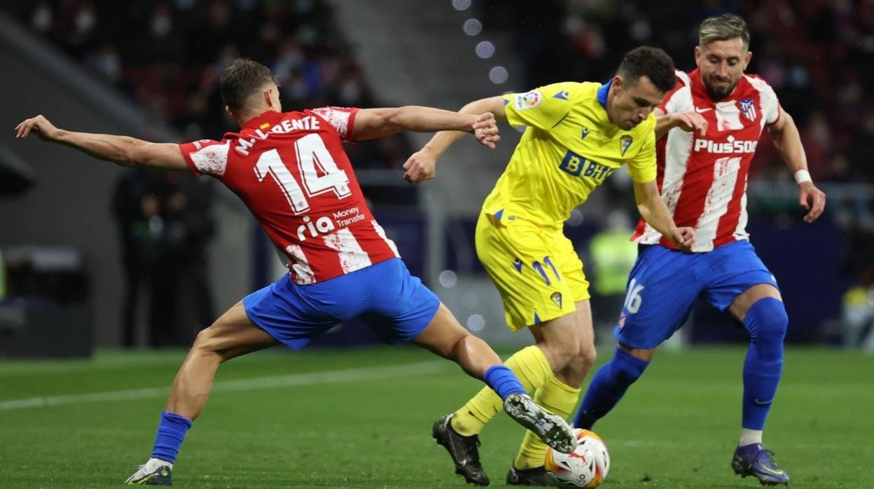 Idrissi sortea a dos jugadores del Atlético el pasado viernes en el Wanda.