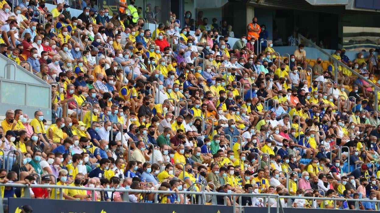 Aficionados del Cádiz en la grada