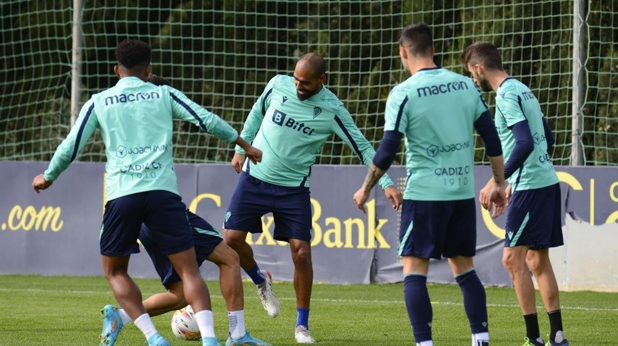 Jugadores del Cádiz CF entrenan con la mente puesta en el Villarreal