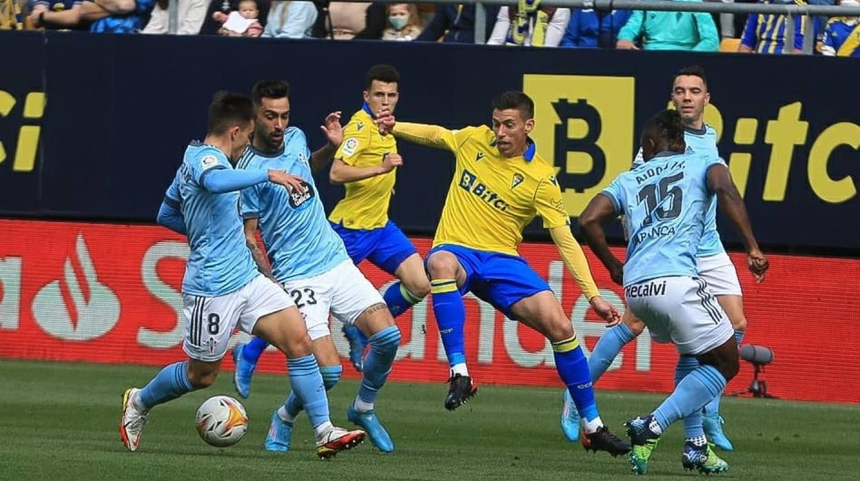 El centrocampista Rubén Alcaraz durante el Cádiz - Celta.