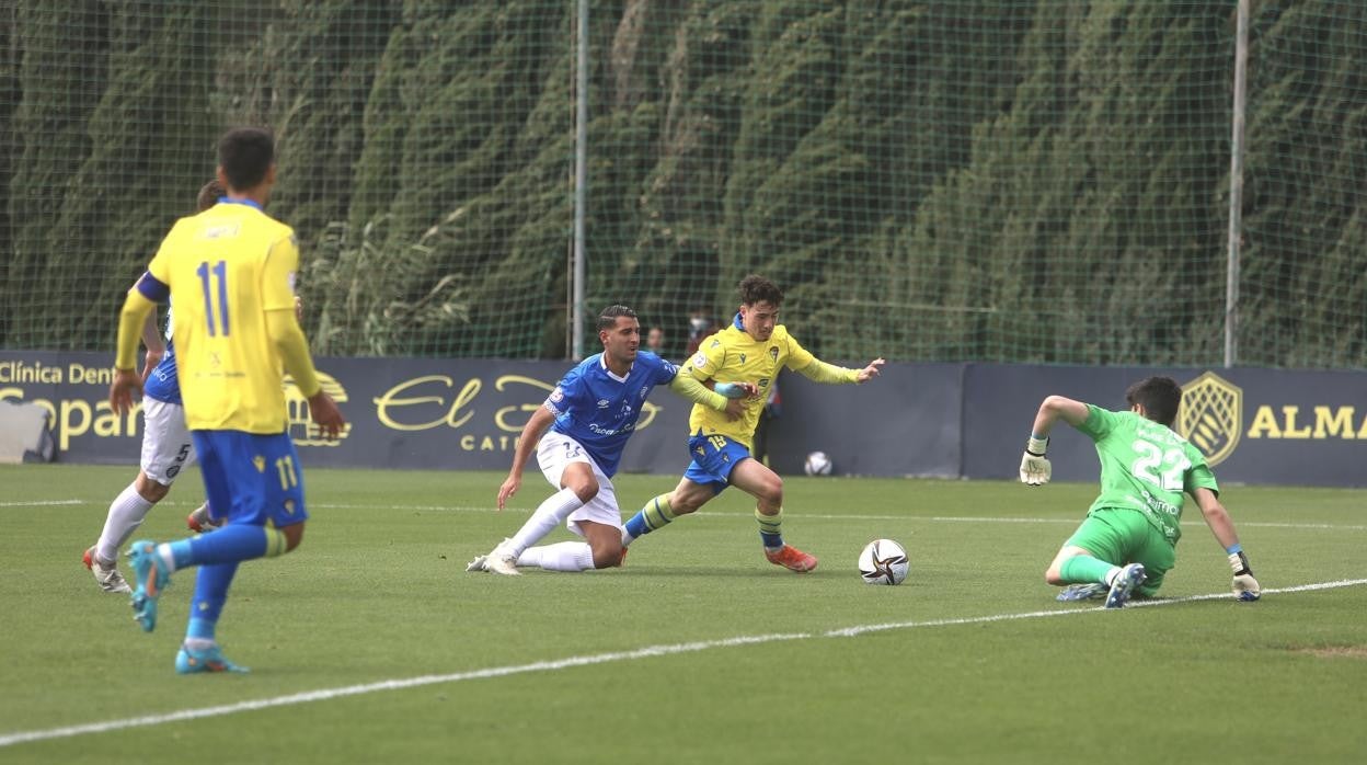 El Cádiz B recibió al Xerez DFC en El Rosal.