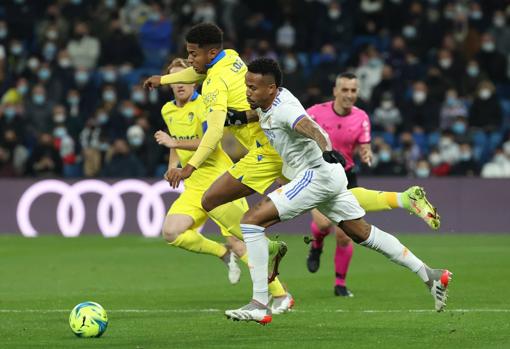 'Choco' Lozano junto a Eder Militao en el Real Madrid - Cádiz.