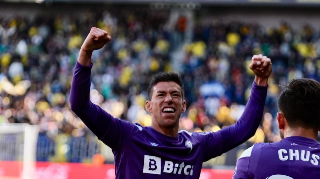 Rubén Alcaraz celebra su gol ante el Rayo Vallecano.