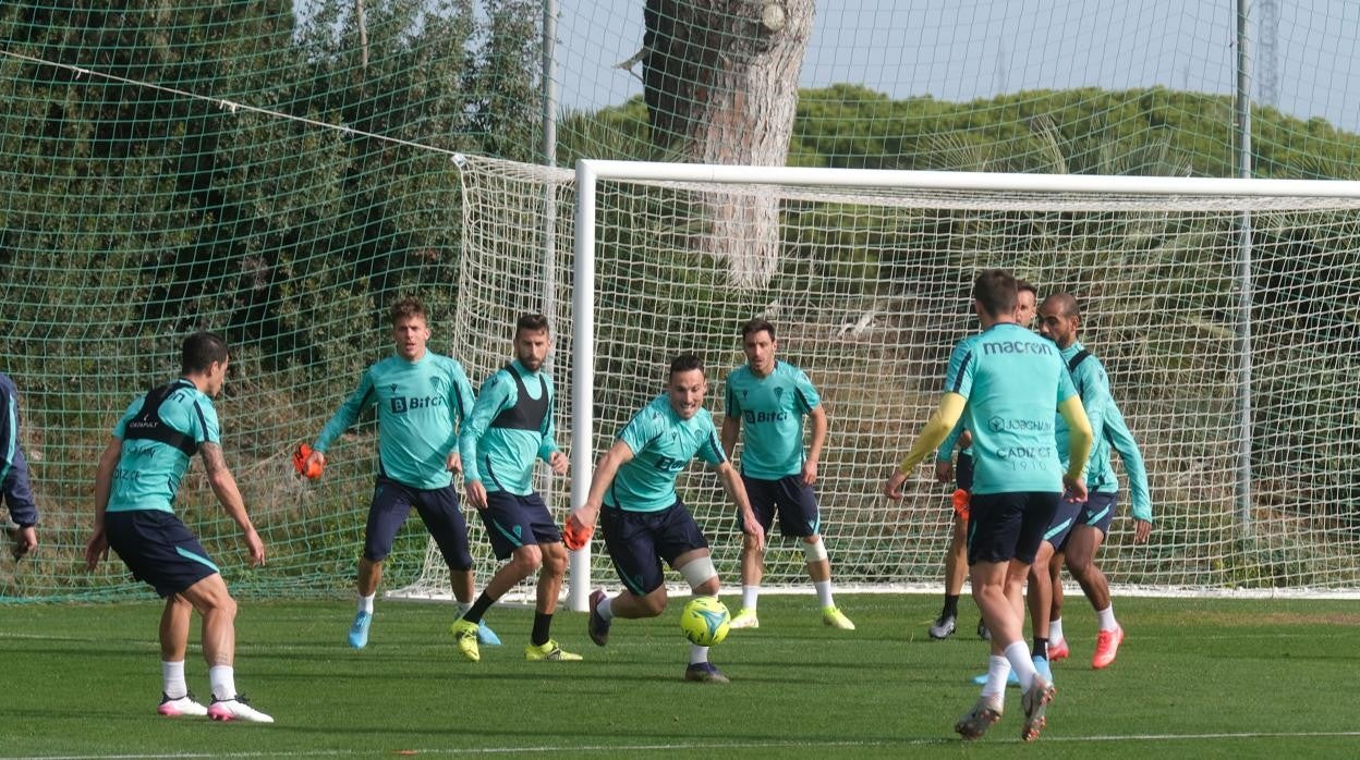 Fede San Emeterio intenta alcanzar una pelota durante la celebración de un rondo, habituales en El Rosal desde la llegada de Sergio González.