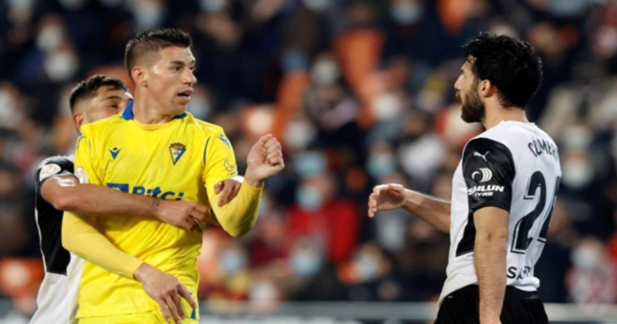 Alcaraz es agarrado en los cuartos de final de Copa ante el Valencia