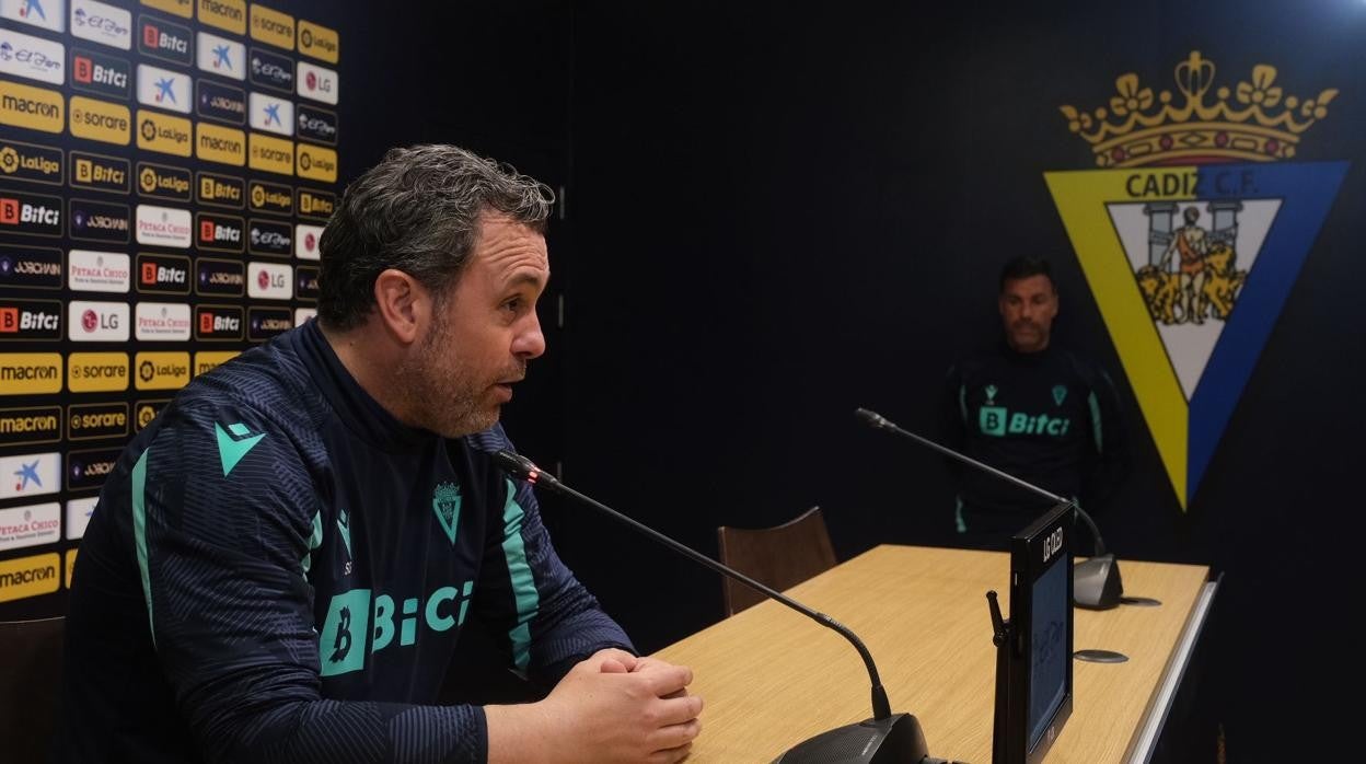 Sergio en rueda de prensa con Diego Ribera al fondo