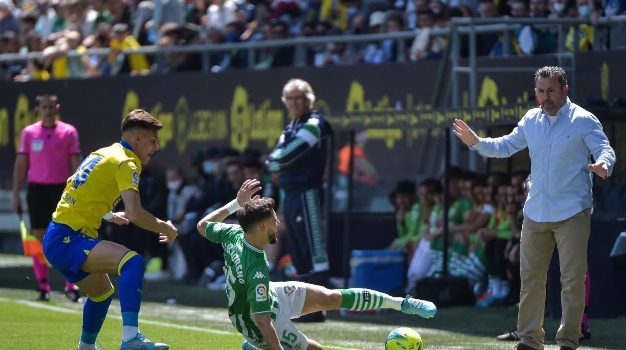 Sergio en una jugada del Cádiz - Betis