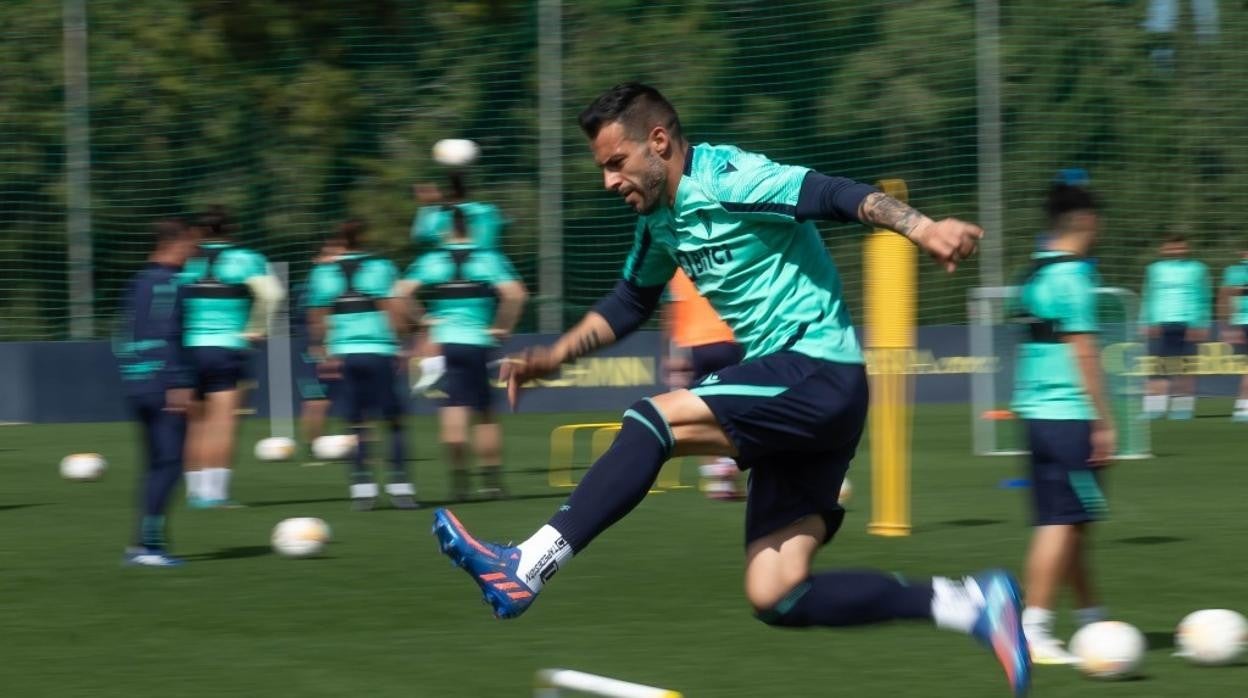 Álvaro Negredo se ejercita con intensidad en la Ciudad Deportiva