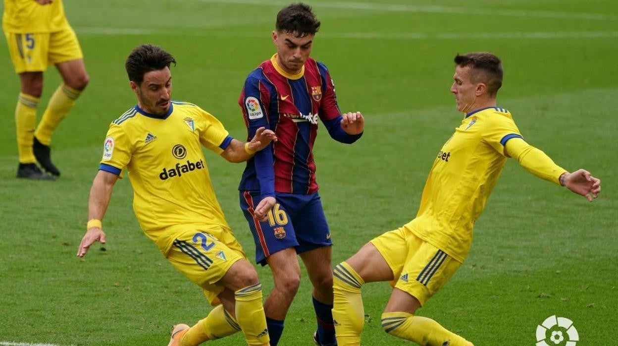 Iza y Salvi, que ya no son titulares en el Cádiz CF, tratan de frenar a Pedri en el encuentro de la temporada pasada.