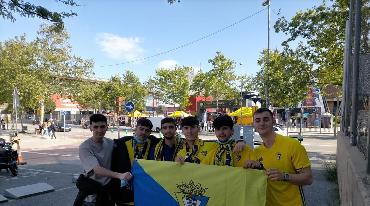 Aficionados amarillos en los aledaños del Camp Nou