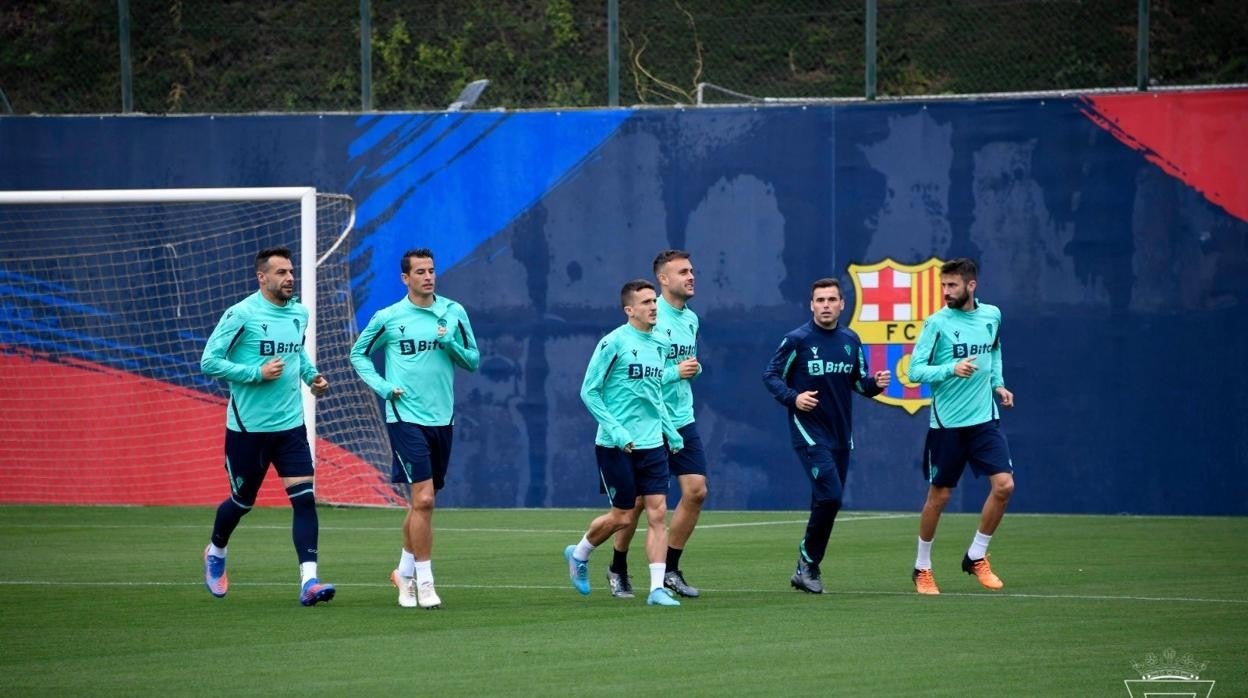 Negredo, Luis Hernández, Salvi, Cala y José Mari corren junto al preparador físico.