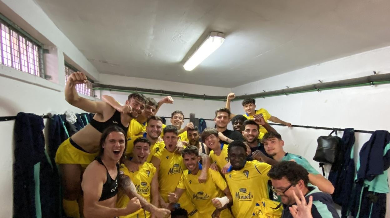 Los jugadores del Cádiz B celebran la victoria