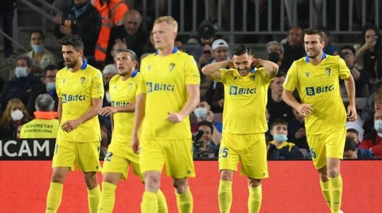 Los jugadores del Cádiz tras marcar en el Camp Nou