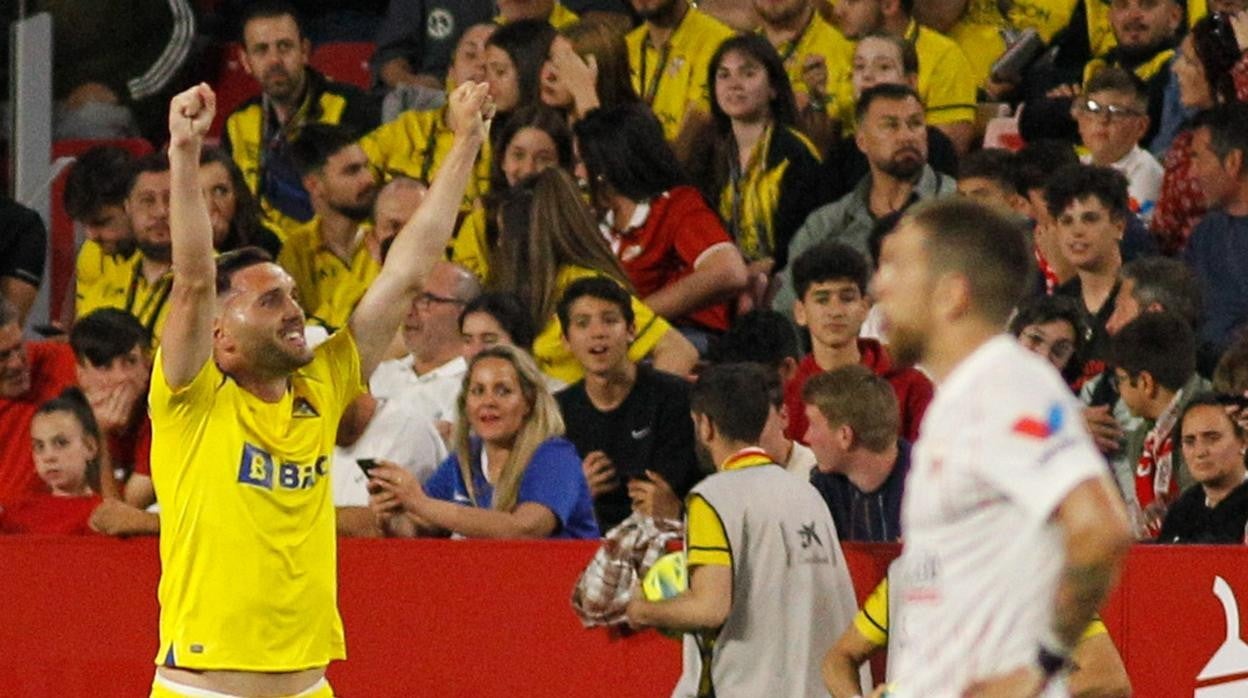 Lucas Pérez celebra su espectacular gol en el Sánchez Pizjuán.