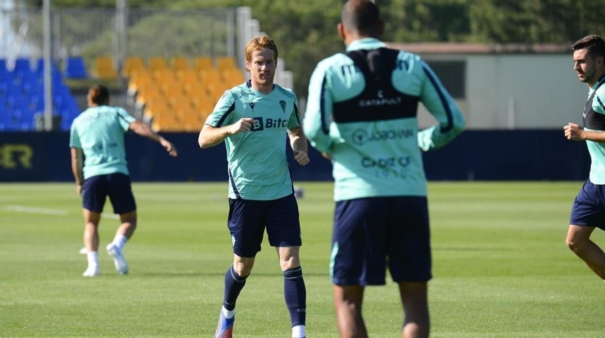 Álex y Fali, de espaldas, en un entrenamiento en ElRosal.