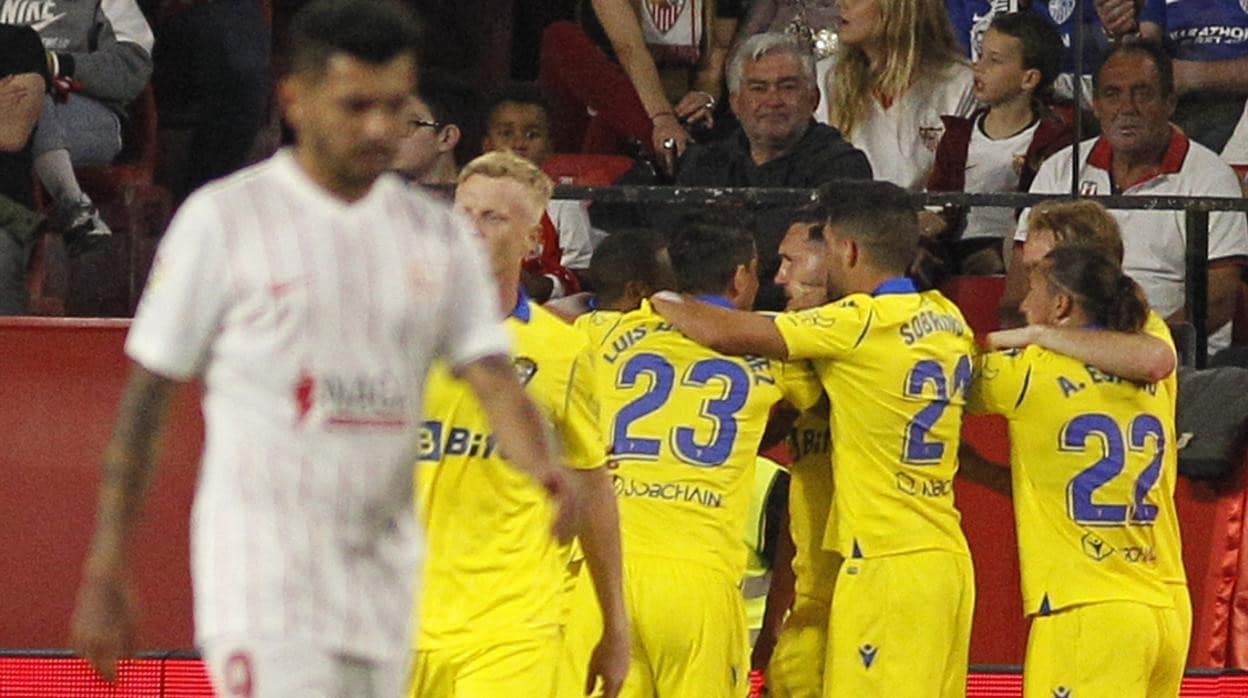 Los jugadores del Cádiz celebran el gol de Lucas Pérez
