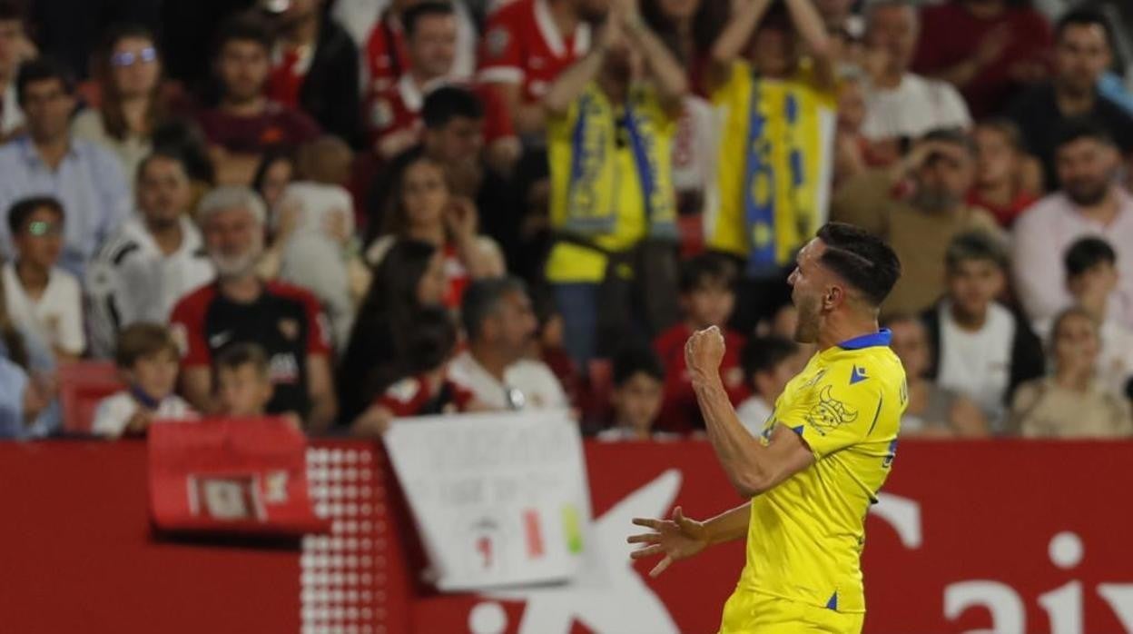 Lucas Pérez celebra su gol en el Pizjuán