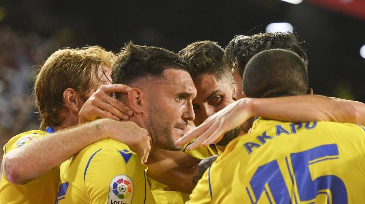 Los jugadores del Cádiz celebran el tanto de Lucas Pérez en el Sánchez-Pizjuán