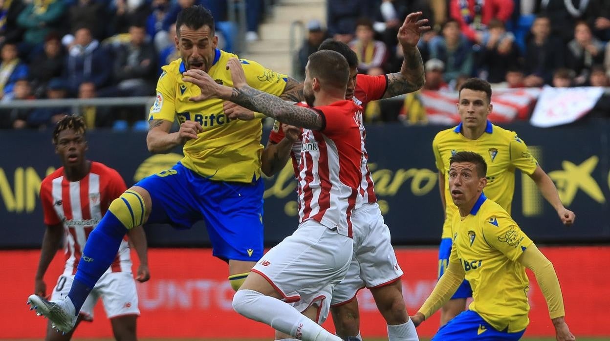 Rubén Alcaraz, a la derecha, en el Cádiz - Athletic, encuentro en el que se lesionó.