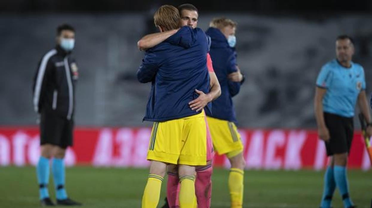 Álex se abraza con su hermano Nacho.