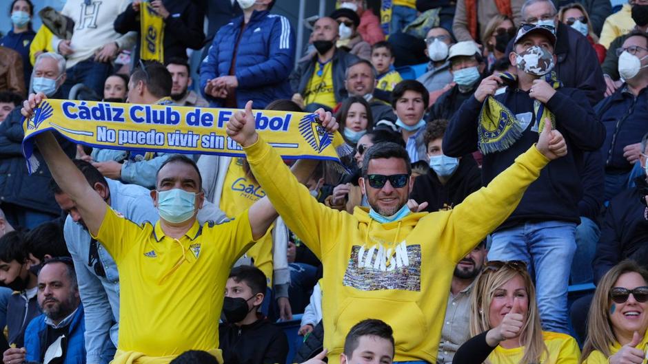 (VÍDEO) El espectacular recibimiento al Cádiz CF a las puertas del estadio