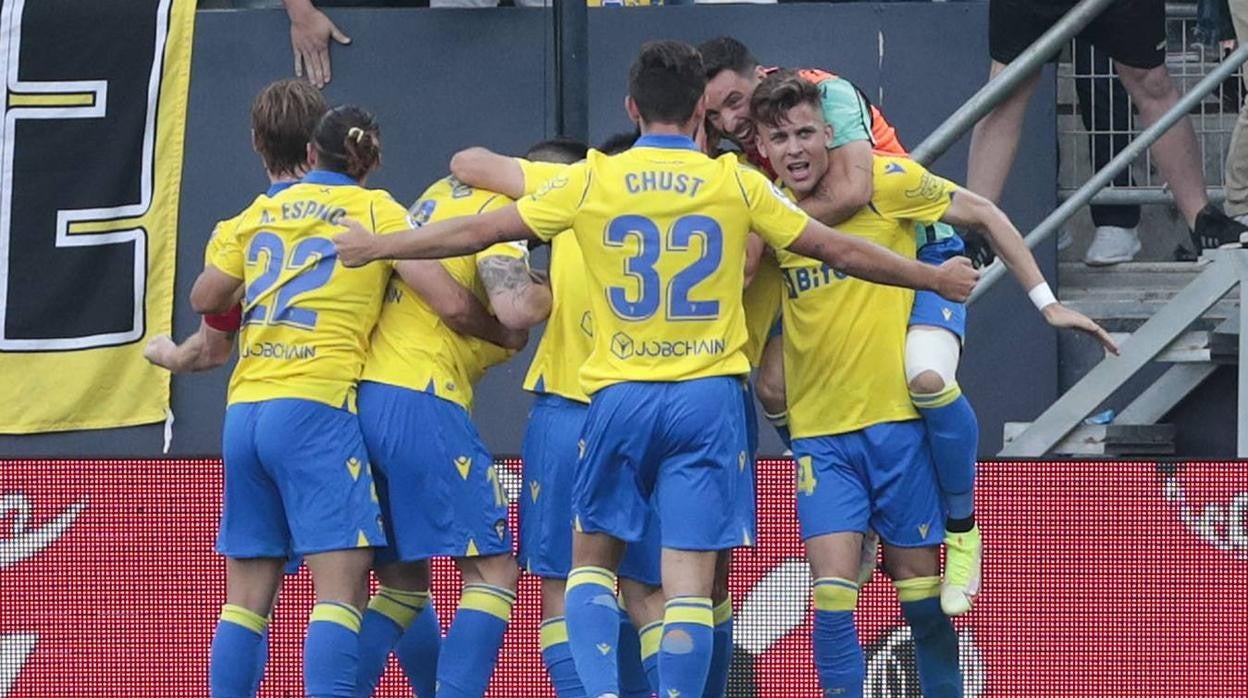 Los jugadores del Cádiz celebran uno de los tantos